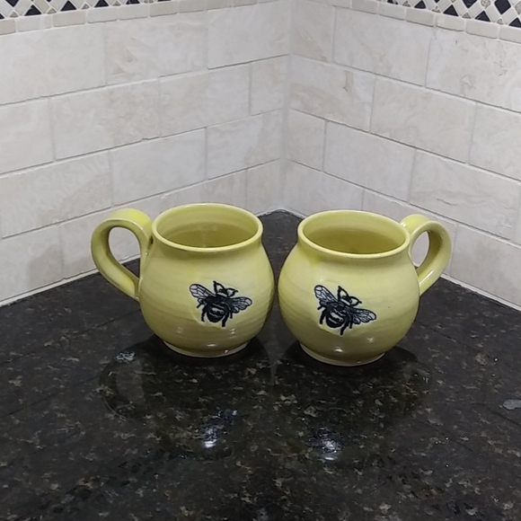 Leishman Pottery 2008 10 OZ Bumble Bee Mug